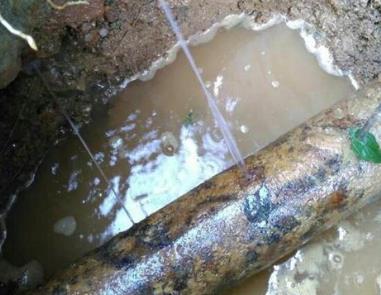 东兴楼顶渗水维修公司分享下地暖漏水的原因及检测方法。